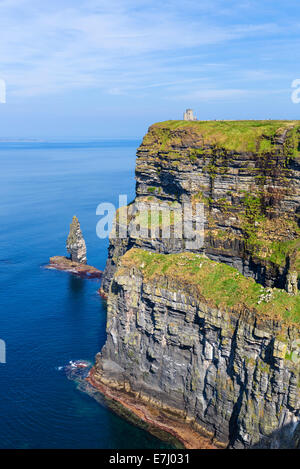 Blick auf die Cliffs of Moher mit Blick auf O'Briens Tower, The Burren, County Clare, Republik Irland Stockfoto