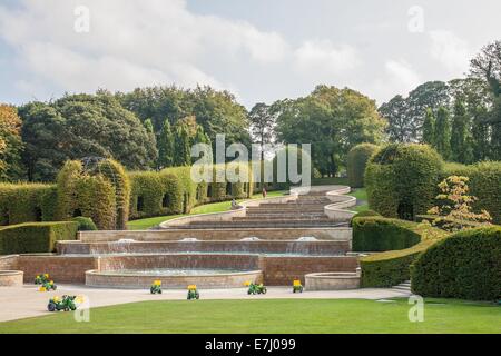 Spielzeug Traktoren auf die große Kaskade im Alnwick Garden in Northumberland, England UK Stockfoto