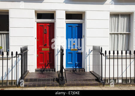 Klassische viktorianische Haustür des Reihenhauses in London England Großbritannien Stockfoto