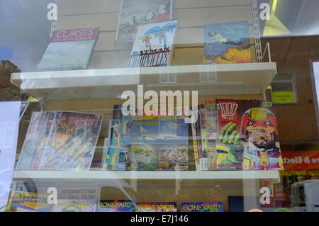 Comics und Science Fiction Bücher auf dem Display in einem Schaufenster in Aylesbury Stockfoto