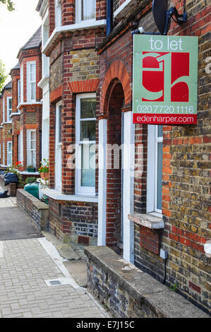 Ein Immobilienzeichen, um außerhalb Reihenhäuser innen zu lassen South London England Vereinigtes Königreich Großbritannien Stockfoto