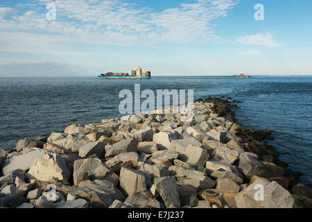 Eine Frachtschiff übergeht der Tunnelabschnitt der Chesapeake Bay Bridge-Tunnel. Stockfoto