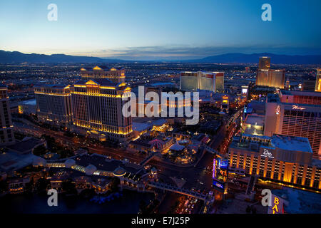 Casinos und Hotels am Strip, gesehen vom Eiffelturm Replik im Paris Hotel and Casino, Las Vegas, Nevada, USA Stockfoto