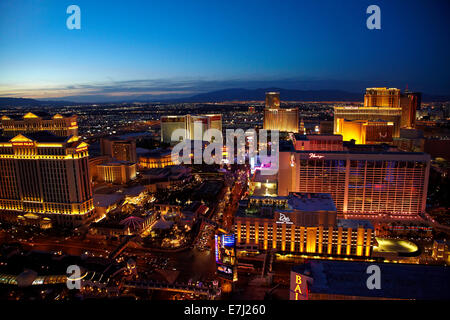 Casinos und Hotels am Strip, gesehen vom Eiffelturm Replik im Paris Hotel and Casino, Las Vegas, Nevada, USA Stockfoto