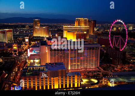 Blick auf Las Vegas und High Roller Riesenrad in der Dämmerung, vom Eiffelturm Replik im Paris Hotel and Casino, Las Vegas, Ne Stockfoto