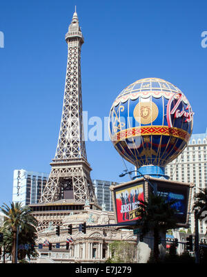 Das Paris Casino in Las Vegas, Nevada, verfügt über einen Nachbau des Eiffelturms und Pariser Wahrzeichen entlang des glitzernden Las Vegas Strip. Stockfoto
