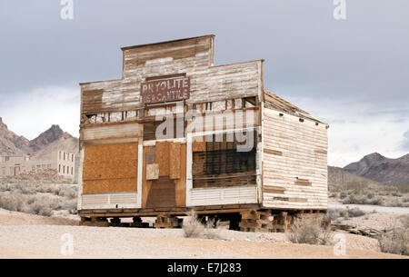 Ein altes Gemischtwarengeschäft in der Geisterstadt Rhyolite, Nevada, ein zerbröckelnder Überrest der Zeit des Goldrausches, der Geschichtsinteressierte und Reisende gleichermaßen anzieht. Stockfoto