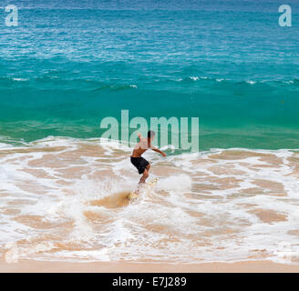 Skimboarder Makena Beach auf Maui Stockfoto