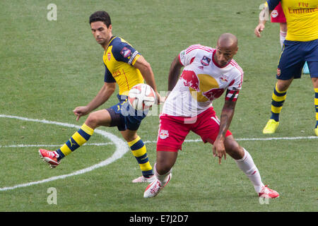 Thierry Henry Narren Mikel Arteta um Besitz des Fußballs während des Wettbewerbs zwischen Arsenal FC und NY Red Bulls gewinnen Stockfoto