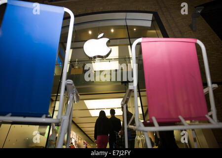 Blefast, Nordirland. 18. September 2014.  Eine blaue und rosa Stuhl außerhalb der Apple Shop in Belfast. Menschen beginnen Schlange von 13:00 für IPhone 6 im Apple Store in Belfast die geht auf den Verkauf an 08:00 Credit: Bonzo/Alamy Live News Stockfoto