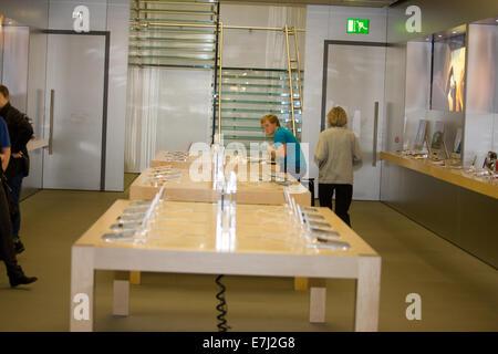 Blefast, Nordirland. 18. September 2014. Im Inneren der Apple Shop in Belfast, wo das IPhone 6 bei der Apple speichern in Belfast am 08: 00, Credit: Bonzo/Alamy Live News Stockfoto