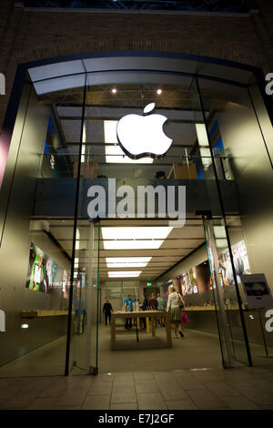 Blefast, Nordirland. 18. September 2014.  der Apple Shop anmelden in Belfast, wo das IPhone 6 auf den Verkauf an 08:00 geht, Credit: Bonzo/Alamy Live News Stockfoto