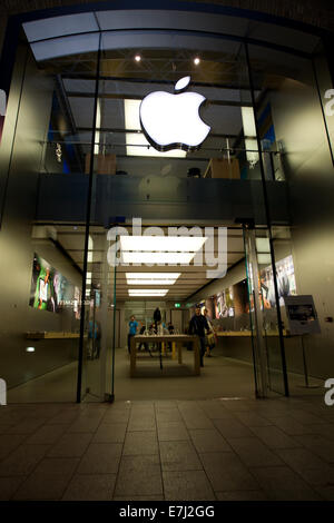 Blefast, Nordirland. 18. September 2014.  Der Apple Shop anmelden in Belfast, wo das IPhone 6 auf den Verkauf an 08:00 geht, Credit: Bonzo/Alamy Live News Stockfoto