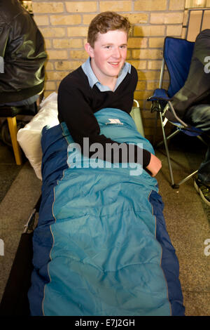 Blefast, Nordirland. 18. September 2014.  James von Dromore, County Down begann queuing von 16:00, das neue IPhone 6 bekommen die geht auf den Verkauf an 08:00 am 19. September im Apple Store in Belfast Credit: Bonzo/Alamy Live News Stockfoto