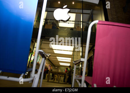 Blefast, Nordirland. 18. September 2014.  Eine blaue und rosa Stuhl außerhalb der Apple Shop in Belfast. Menschen beginnen Schlange von 13:00 für IPhone 6 im Apple Store in Belfast die geht auf den Verkauf an 08:00 Credit: Bonzo/Alamy Live News Stockfoto