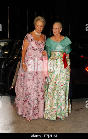 Piräus, Griechenland. 18. Sep, 2014. Königin Margrethe II von Dänemark mit ihrer Schwester Prinzessin Benedikte von Dänemark posieren für ein Foto, wie sie auf der Yacht Club von Griechenland in Piräus ankommen. Der ehemalige König Constantine II von Griechenland und der ehemaligen Königin Anne-Marie feiern Donnerstag ihre Goldene Hochzeit mit Royals aus ganz Europa. Bildnachweis: Aristidis Vafeiadakis/ZUMA Draht/Alamy Live-Nachrichten Stockfoto