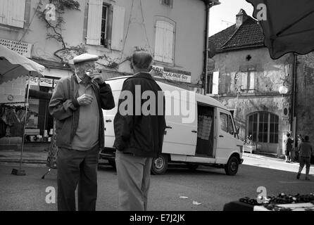 Alte Männer im Gespräch bei Cazals, Lot-Tal Stockfoto