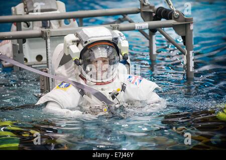 Britischer Astronaut Tim Peake der European Space Agency bereitet sich bereits während der internationalen Raumstation ISS EVA Ausbildung mit mit Astronaut Tim Kopra und Ausbilder Sandy Moore am Johnson Space Center 10. September 2014 in Houston, Texas in den tiefen Pool getaucht werden. Stockfoto