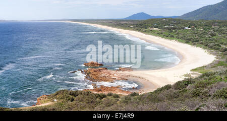 Blick über den goldenen Sandstrand Dunbogan, wie es um, Diamond Head überlaufen-Bay-Nationalpark von Charles Ham abtastet Stockfoto