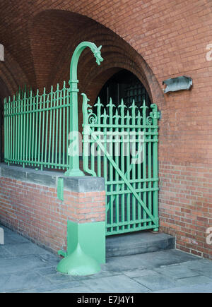 Reich verzierten schmiedeeisernen Tor und Zaun mit Dragon Head. Stockfoto