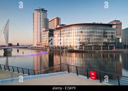 Die BBC-Studios und Steg am MediaCityUK, Salford, Greater Manchester, England, Großbritannien Stockfoto