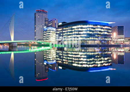 MediaCityUK und den BBC-Studios bei Nacht, Salford Quays, größere Manchester, England, UK Stockfoto