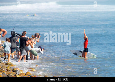 San Clemente, Kalifornien, USA. 18. Sep, 2014.  Stephanie Gilmore, von Australien, feiert die 2014 Eröffnung 2014 Swatch Frauen Pro ASP WCT Surf Wettbewerb, befindet sich am unteren Böcke, San Clemente, CA am 18. September 2014 zu gewinnen. Bildnachweis: Benjamin Ginsberg/Alamy Live-Nachrichten Stockfoto