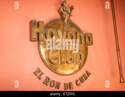 Havana Club, Schild an Wand der Eingang zum historischen rum Hersteller Museum. Stockfoto