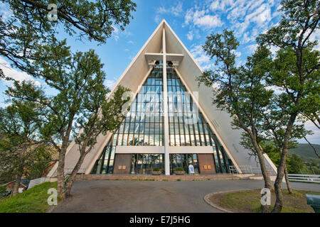 Ishavskatedralen Eismeerkathedrale und Mitternachtssonne, Wahrzeichen von Tromsø, Norwegen Stockfoto