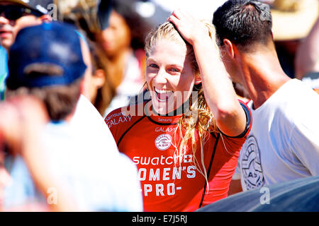 San Clemente, Kalifornien, USA. 18. Sep, 2014.  Stephanie Gilmore, von Australien, feiert die 2014 Eröffnung 2014 Swatch Frauen Pro ASP WCT Surf Wettbewerb, befindet sich am unteren Böcke, San Clemente, CA am 18. September 2014 zu gewinnen. Bildnachweis: Benjamin Ginsberg/Alamy Live-Nachrichten Stockfoto