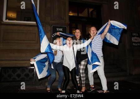 Glasgow, Vereinigtes Königreich. 19. Sep, 2014. George Square Glasgow Schottland Schottisches Referendum. Fröhlich ja erklärte Fans genießen ausgelassene Partystimmung im George Square Glasgow in den frühen Morgenstunden des Freitag Morgen vor dem endgültigen Ergebnis.  Bildnachweis: ALAN OLIVER/Alamy Live-Nachrichten Stockfoto