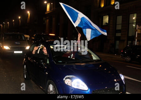 Glasgow, Vereinigtes Königreich. 19. Sep, 2014. George Square Glasgow Schottland Schottisches Referendum. Fröhlich ja erklärte Fans genießen ausgelassene Partystimmung im George Square Glasgow in den frühen Morgenstunden des Freitag Morgen vor dem endgültigen Ergebnis.  Bildnachweis: ALAN OLIVER/Alamy Live-Nachrichten Stockfoto