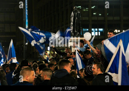 Glasgow, Vereinigtes Königreich. 19. Sep, 2014. George Square Glasgow Schottland Schottisches Referendum. Fröhlich ja erklärte Fans genießen ausgelassene Partystimmung im George Square Glasgow in den frühen Morgenstunden des Freitag Morgen vor dem endgültigen Ergebnis.  Bildnachweis: ALAN OLIVER/Alamy Live-Nachrichten Stockfoto