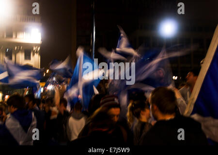 Glasgow, Vereinigtes Königreich. 19. Sep, 2014. George Square Glasgow Schottland Schottisches Referendum. Fröhlich ja erklärte Fans genießen ausgelassene Partystimmung im George Square Glasgow in den frühen Morgenstunden des Freitag Morgen vor dem endgültigen Ergebnis.  Bildnachweis: ALAN OLIVER/Alamy Live-Nachrichten Stockfoto