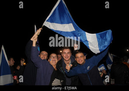 Glasgow, Vereinigtes Königreich. 19. Sep, 2014. George Square Glasgow Schottland Schottisches Referendum. Fröhlich ja erklärte Fans genießen ausgelassene Partystimmung im George Square Glasgow in den frühen Morgenstunden des Freitag Morgen vor dem endgültigen Ergebnis.  Bildnachweis: ALAN OLIVER/Alamy Live-Nachrichten Stockfoto