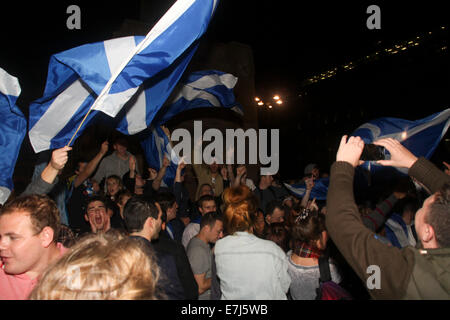 Glasgow, Vereinigtes Königreich. 19. Sep, 2014. George Square Glasgow Schottland Schottisches Referendum. Fröhlich ja erklärte Fans genießen ausgelassene Partystimmung im George Square Glasgow in den frühen Morgenstunden des Freitag Morgen vor dem endgültigen Ergebnis.  Bildnachweis: ALAN OLIVER/Alamy Live-Nachrichten Stockfoto