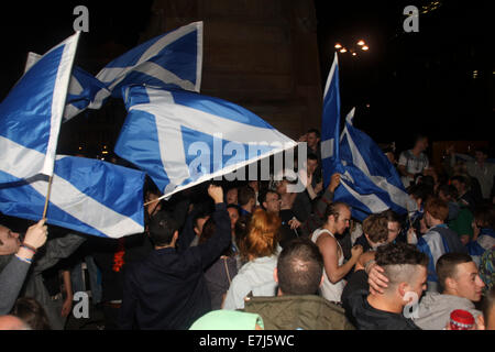 Glasgow, Vereinigtes Königreich. 19. Sep, 2014. George Square Glasgow Schottland Schottisches Referendum. Fröhlich ja erklärte Fans genießen ausgelassene Partystimmung im George Square Glasgow in den frühen Morgenstunden des Freitag Morgen vor dem endgültigen Ergebnis.  Bildnachweis: ALAN OLIVER/Alamy Live-Nachrichten Stockfoto