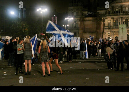 Glasgow, Vereinigtes Königreich. 19. Sep, 2014. George Square Glasgow Schottland Schottisches Referendum. Fröhlich ja erklärte Fans genießen ausgelassene Partystimmung im George Square Glasgow in den frühen Morgenstunden des Freitag Morgen vor dem endgültigen Ergebnis.  Bildnachweis: ALAN OLIVER/Alamy Live-Nachrichten Stockfoto