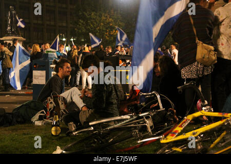 Glasgow, Vereinigtes Königreich. 19. Sep, 2014. George Square Glasgow Schottland Schottisches Referendum. Fröhlich ja erklärte Fans genießen ausgelassene Partystimmung im George Square Glasgow in den frühen Morgenstunden des Freitag Morgen vor dem endgültigen Ergebnis.  Bildnachweis: ALAN OLIVER/Alamy Live-Nachrichten Stockfoto