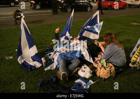 Glasgow, Vereinigtes Königreich. 19. Sep, 2014. George Square Glasgow Schottland Schottisches Referendum. Fröhlich ja erklärte Fans genießen ausgelassene Partystimmung im George Square Glasgow in den frühen Morgenstunden des Freitag Morgen vor dem endgültigen Ergebnis.  Bildnachweis: ALAN OLIVER/Alamy Live-Nachrichten Stockfoto