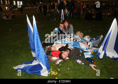 Glasgow, Vereinigtes Königreich. 19. Sep, 2014. George Square Glasgow Schottland Schottisches Referendum. Fröhlich ja erklärte Fans genießen ausgelassene Partystimmung im George Square Glasgow in den frühen Morgenstunden des Freitag Morgen vor dem endgültigen Ergebnis.  Bildnachweis: ALAN OLIVER/Alamy Live-Nachrichten Stockfoto