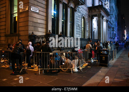 Buchanan Street Glasgow Schottland 02:00 19. September 2014. Kunden kampieren außerhalb der Glasgow Apple Store vor dem Start des iPhone 6. Bildnachweis: ALAN OLIVER/Alamy Live-Nachrichten Stockfoto