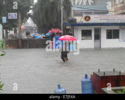 Quezon City, Philippinen. 19. Sep, 2014. Taifun-Mario (international einen Namen: Taifun Fung Wong) brachte schwere Überschwemmungen in Quezon City Credit: Sherbien Dacalanio/Alamy Live News Stockfoto