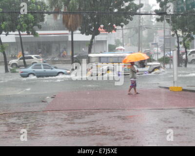 Quezon City, Philippinen. 19. Sep, 2014. Taifun-Mario (international einen Namen: Taifun Fung Wong) brachte schwere Überschwemmungen in Quezon City Credit: Sherbien Dacalanio/Alamy Live News Stockfoto