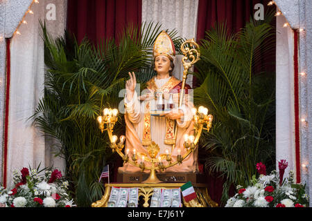 Die Statue des San Gennaro außerhalb der Kirche vom kostbaren Blut in der Mulberry Street in New York Little Italy Stockfoto