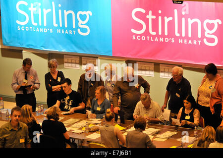 Stirling, Schottland. 19. September 2014.  Die Wahlurnen wurden für die schottischen Referendum Zählung gezählt und Stirling abgelehnt Unabhängigkeit. 25.010 Stimmen für Ja und insgesamt 37.153 Stimmen wurden abgegeben, für No. A 62.225 (90,1 %) Anwohner Teil im Referendum nahmen. Wähler zwischen 16 und durften bei einer Wahl zum ersten Mal in eines der größten Turn-Outs für eine Wahl bislang abstimmen. Bildnachweis: Andrew Steven Graham/Alamy Live-Nachrichten Stockfoto