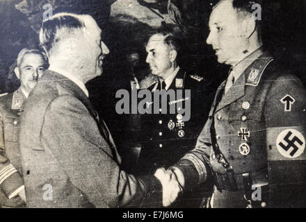 Adolf Hitler schüttelt Hände mit Victor Lutz. 13. Sep, 2014. Stabschef der SA nach dem Mord an Ernst Rohm. Angriff der Truppen (Deutsch: Sturmabteilung), abgekürzt als SA; auch bekannt als '' immer '' (ähnlich dem italienischen "Schwarzhemden") - die Milizen von der nationalsozialistischen Deutschen Arbeiterpartei. Deutschland. 1930er Jahren © Igor Golovniov/ZUMA Wire/ZUMAPRESS.com/Alamy Live-News Stockfoto