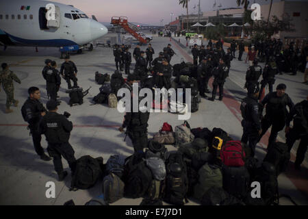 Los Cabos, Mexiko. 18. Sep, 2014. Elemente der Bundespolizei ankommen am Flughafen und nach dem Ableben von Hurrikan Odile in Los Cabos, im Bundesstaat Baja California Sur, Mexiko, 18. September 2014. Laut offiziellen Regierung werden Touristen in Guadalajara, Tijuana, Mazatlan und Mexiko-Stadt transportiert werden. Die Flughäfen von Los Cabos und La Paz, zwei Städte auf der Halbinsel wurden durch Odile, die auch Links Dutzende Häuser und kommerziellen Einrichtungen, sowie umgestürzte Bäume, Strommasten und Plakate betroffen beschädigt. Bildnachweis: Alejandro Ayala/Xinhua/Alamy Live-Nachrichten Stockfoto