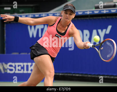 Tokio, Japan. 19. Sep, 2014. Casey Dellacqua Australiens trifft eine Rückkehr gegen Garbine Muguruza Spaniens in der dritten Vorrundenspiel bei den Toray Pan Pacific Open Turnier in Tokio, Japan, 19. September 2014. Bildnachweis: Stringer/Xinhua/Alamy Live-Nachrichten Stockfoto