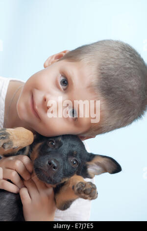 Porträt des kleinen Jungen, die gute Zeit mit seinem Hund Stockfoto